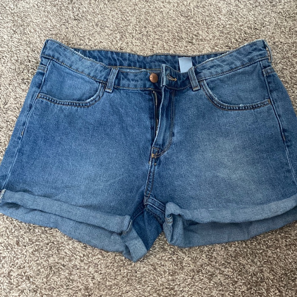 Medium wash cuffed shorts